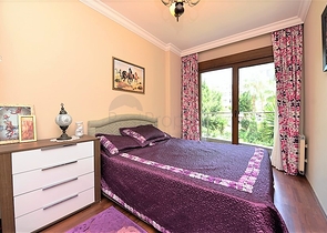 شقة فاخرة ثلاث غرف وصالة ضمن مجمع فاخر على البحر مباشرة في مركز الانيا 