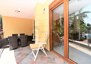 شقة فاخرة ثلاث غرف وصالة ضمن مجمع فاخر على البحر مباشرة في مركز الانيا 