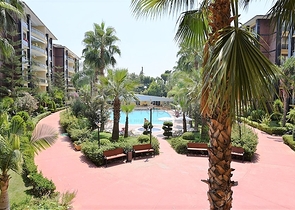 شقة فاخرة ثلاث غرف وصالة ضمن مجمع فاخر على البحر مباشرة في مركز الانيا 