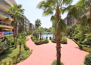 شقة فاخرة ثلاث غرف وصالة ضمن مجمع فاخر على البحر مباشرة في مركز الانيا 