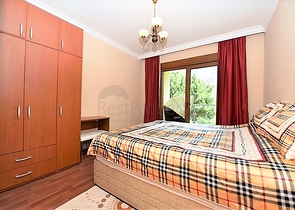 شقة فاخرة ثلاث غرف وصالة ضمن مجمع فاخر على البحر مباشرة في مركز الانيا 