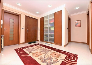 شقة فاخرة ثلاث غرف وصالة ضمن مجمع فاخر على البحر مباشرة في مركز الانيا 