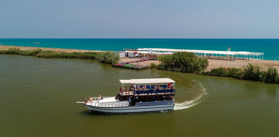 فلل للبيع مع مسبح في مجمع من النوع الفندقي