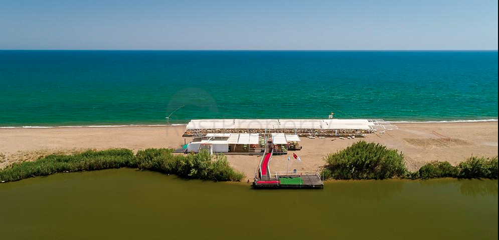 فلل للبيع مع مسبح في مجمع من النوع الفندقي