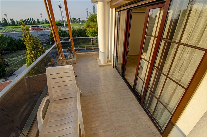 فلل للبيع مع مسبح في مجمع من النوع الفندقي