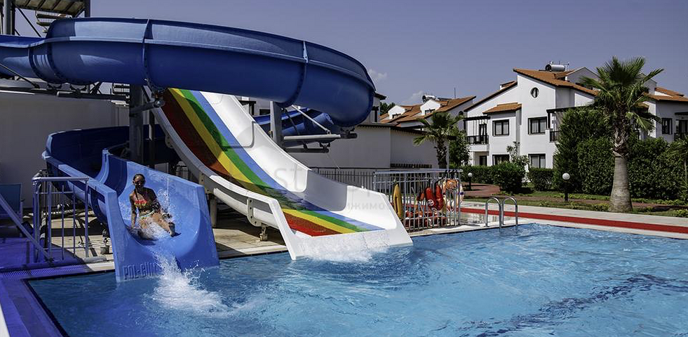 فلل للبيع مع مسبح في مجمع من النوع الفندقي