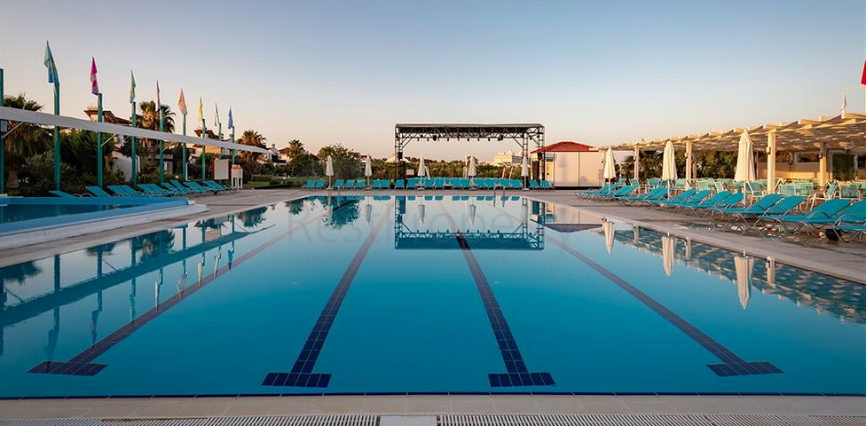 فلل للبيع مع مسبح في مجمع من النوع الفندقي