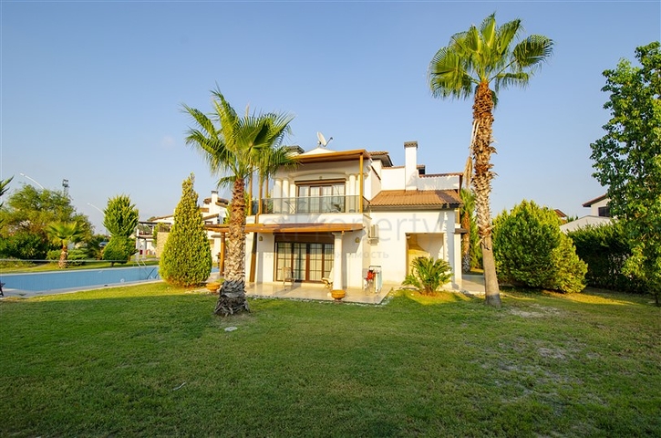 فلل للبيع مع مسبح في مجمع من النوع الفندقي