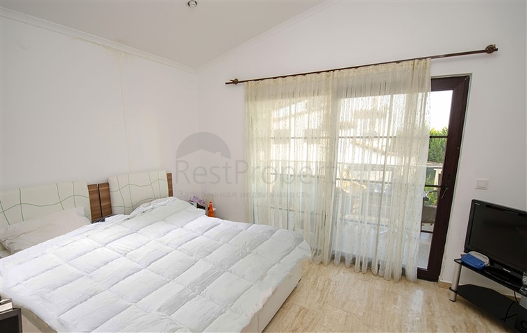 فلل للبيع مع مسبح في مجمع من النوع الفندقي