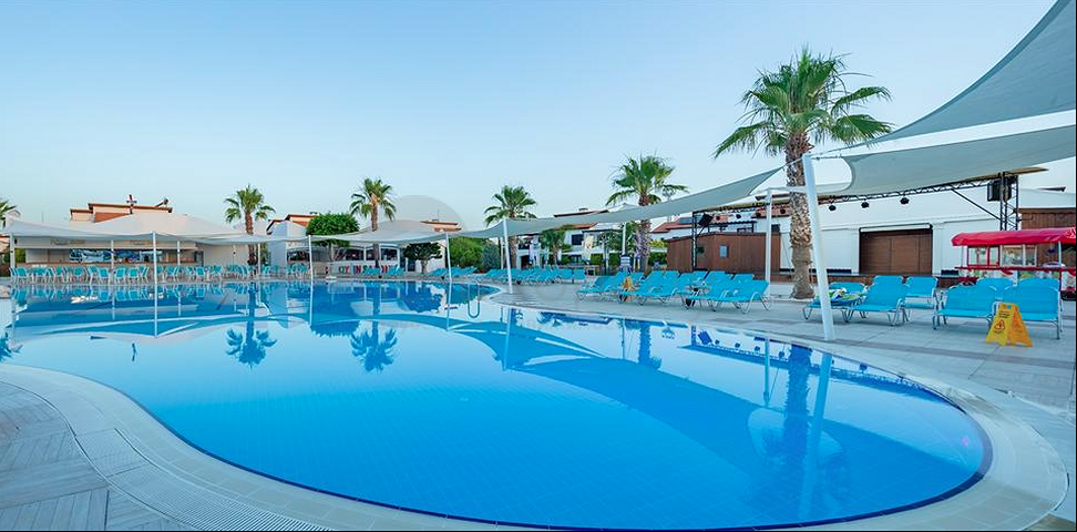 فلل للبيع مع مسبح في مجمع من النوع الفندقي