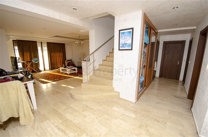 فلل للبيع مع مسبح في مجمع من النوع الفندقي