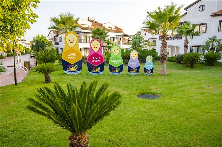 فلل للبيع مع مسبح في مجمع من النوع الفندقي