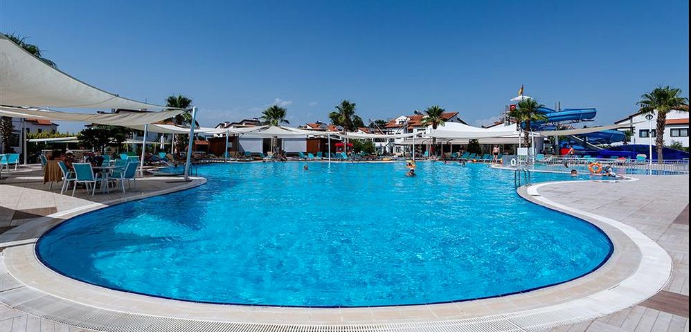 فلل للبيع مع مسبح في مجمع من النوع الفندقي