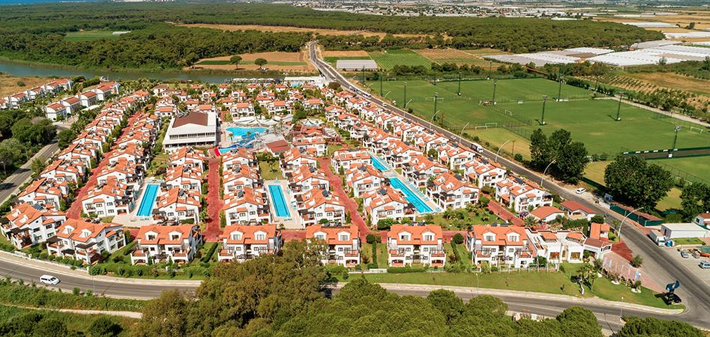 فلل للبيع مع مسبح في مجمع من النوع الفندقي