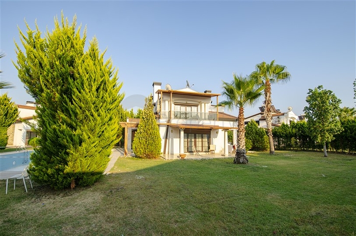 فلل للبيع مع مسبح في مجمع من النوع الفندقي