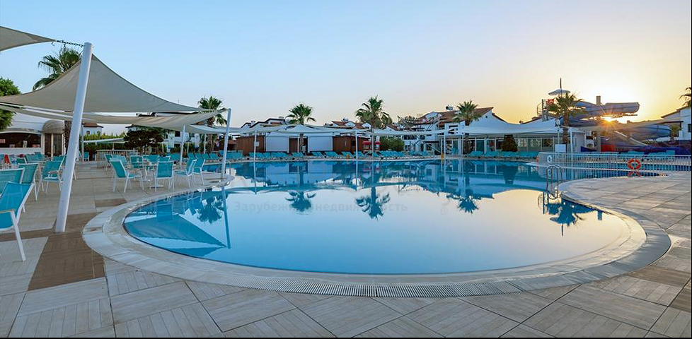 فلل للبيع مع مسبح في مجمع من النوع الفندقي