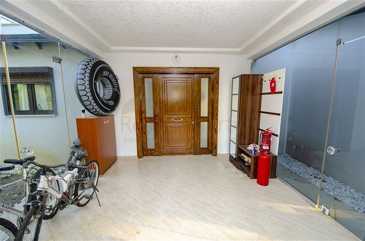 فلل للبيع مع مسبح في مجمع من النوع الفندقي