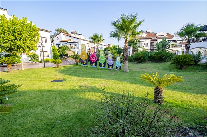 فلل للبيع مع مسبح في مجمع من النوع الفندقي