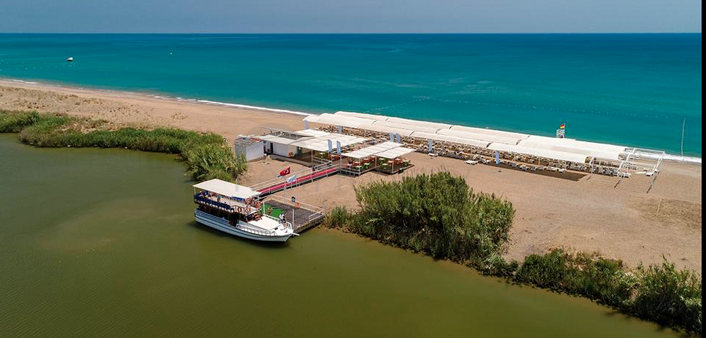 فلل للبيع مع مسبح في مجمع من النوع الفندقي