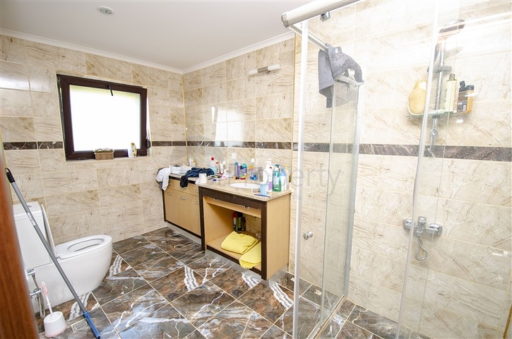 فلل للبيع مع مسبح في مجمع من النوع الفندقي