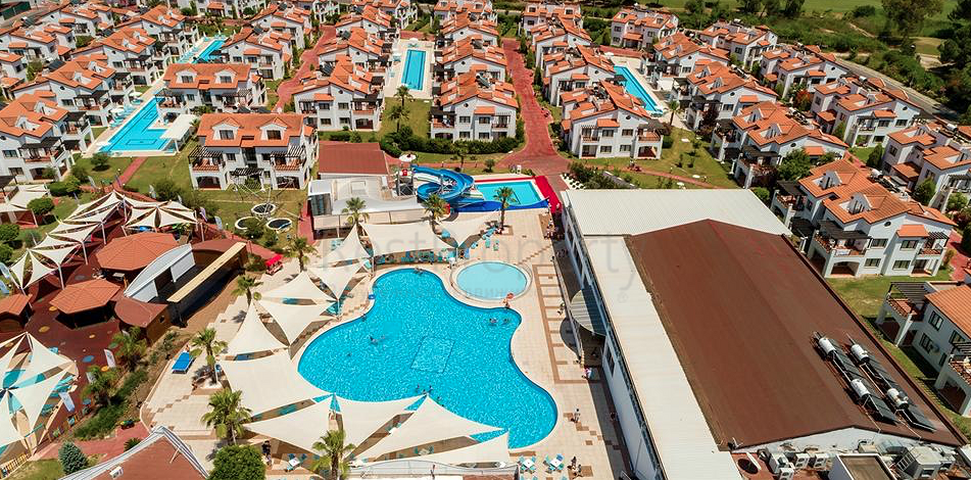 فلل للبيع مع مسبح في مجمع من النوع الفندقي