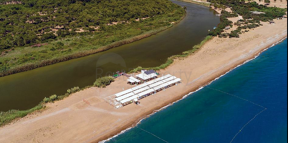 فلل للبيع مع مسبح في مجمع من النوع الفندقي