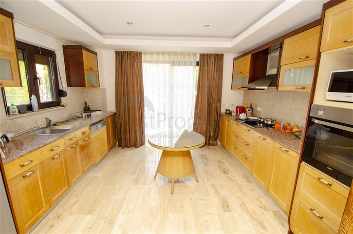 فلل للبيع مع مسبح في مجمع من النوع الفندقي