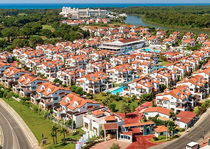 فلل للبيع مع مسبح في مجمع من النوع الفندقي