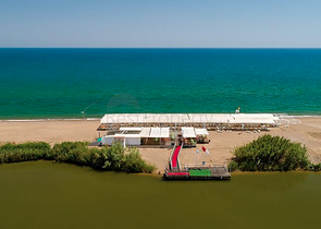 فلل للبيع مع مسبح في مجمع من النوع الفندقي