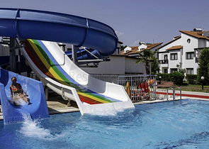 فلل للبيع مع مسبح في مجمع من النوع الفندقي