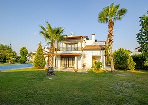 فلل للبيع مع مسبح في مجمع من النوع الفندقي