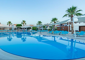 فلل للبيع مع مسبح في مجمع من النوع الفندقي