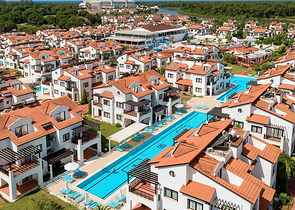 فلل للبيع مع مسبح في مجمع من النوع الفندقي