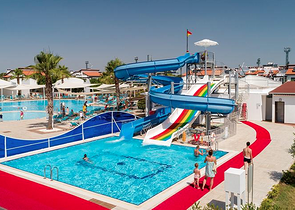 فلل للبيع مع مسبح في مجمع من النوع الفندقي