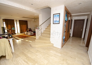 فلل للبيع مع مسبح في مجمع من النوع الفندقي