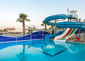 فلل للبيع مع مسبح في مجمع من النوع الفندقي