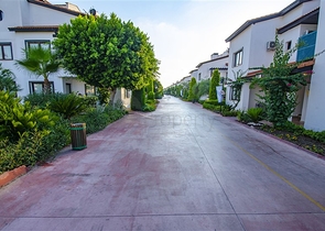 فلل للبيع مع مسبح في مجمع من النوع الفندقي