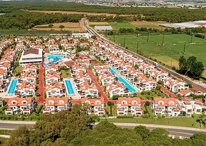 فلل للبيع مع مسبح في مجمع من النوع الفندقي