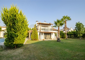 فلل للبيع مع مسبح في مجمع من النوع الفندقي