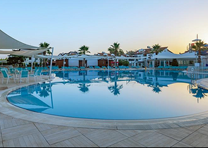 فلل للبيع مع مسبح في مجمع من النوع الفندقي