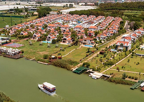 فلل للبيع مع مسبح في مجمع من النوع الفندقي