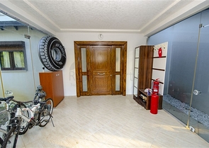 فلل للبيع مع مسبح في مجمع من النوع الفندقي