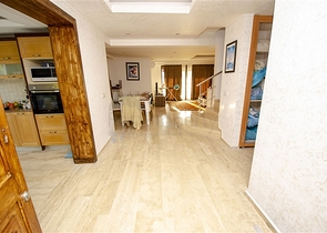 فلل للبيع مع مسبح في مجمع من النوع الفندقي