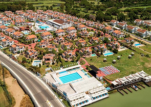 فلل للبيع مع مسبح في مجمع من النوع الفندقي