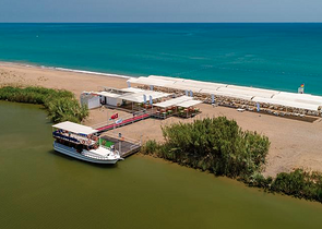 فلل للبيع مع مسبح في مجمع من النوع الفندقي