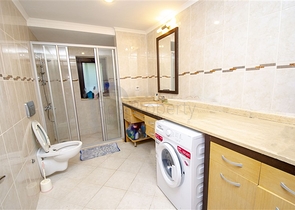 فلل للبيع مع مسبح في مجمع من النوع الفندقي