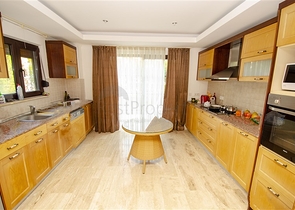 فلل للبيع مع مسبح في مجمع من النوع الفندقي