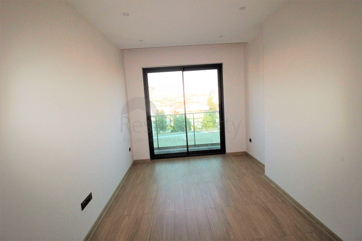 شقة ثلاث غرف وصالة ضمن مجمع حديث في مركز الانيا