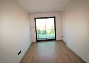 شقة ثلاث غرف وصالة ضمن مجمع حديث في مركز الانيا