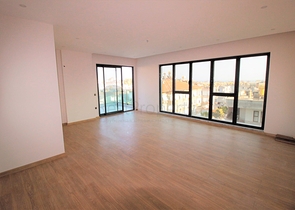 شقة ثلاث غرف وصالة ضمن مجمع حديث في مركز الانيا